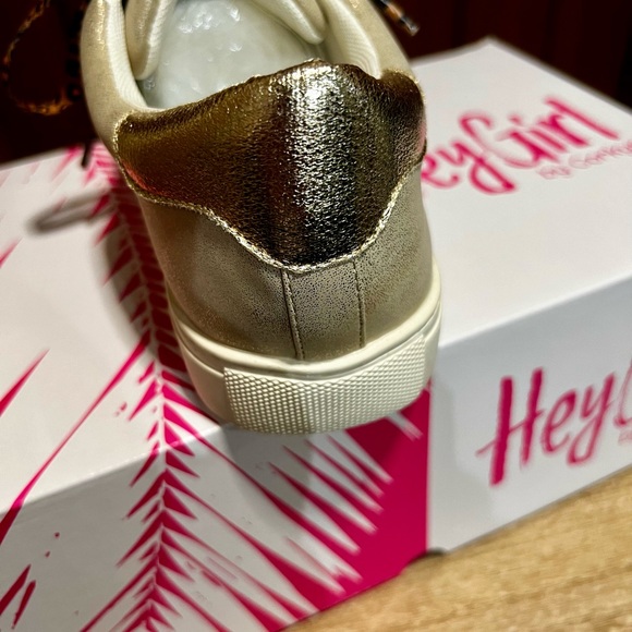 Gold and Leopard 🛍️🔥. Corkys metallic shoes with glitter star & Leopard laces. - Picture 5 of 6